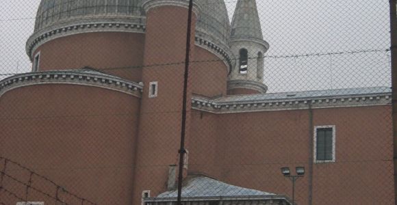 30 ottobre 2005 – La Cappella di San Leopoldo si trova alla base del campanile ovest visibile in questa foto dalla Calle delle More