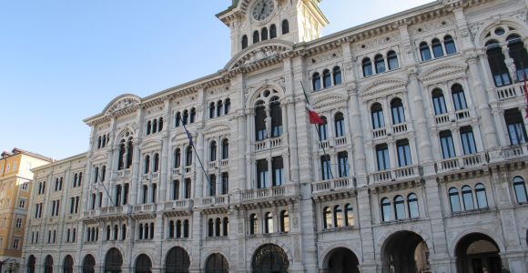 Il Palazzo del Comune di Trieste. Sono riconoscibili la torre centrale con sommità a tronco di piramide e le due ali laterali.