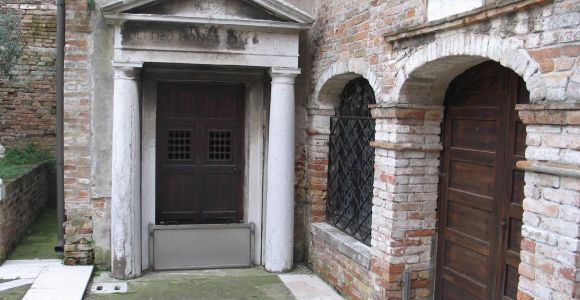 Accesso alla Cappella di S. Giovanni Battista con, a destra, quello a S. Maria degli Angeli