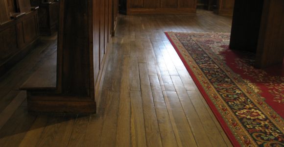 Prospettiva del pavimento asciutto e non incurvato