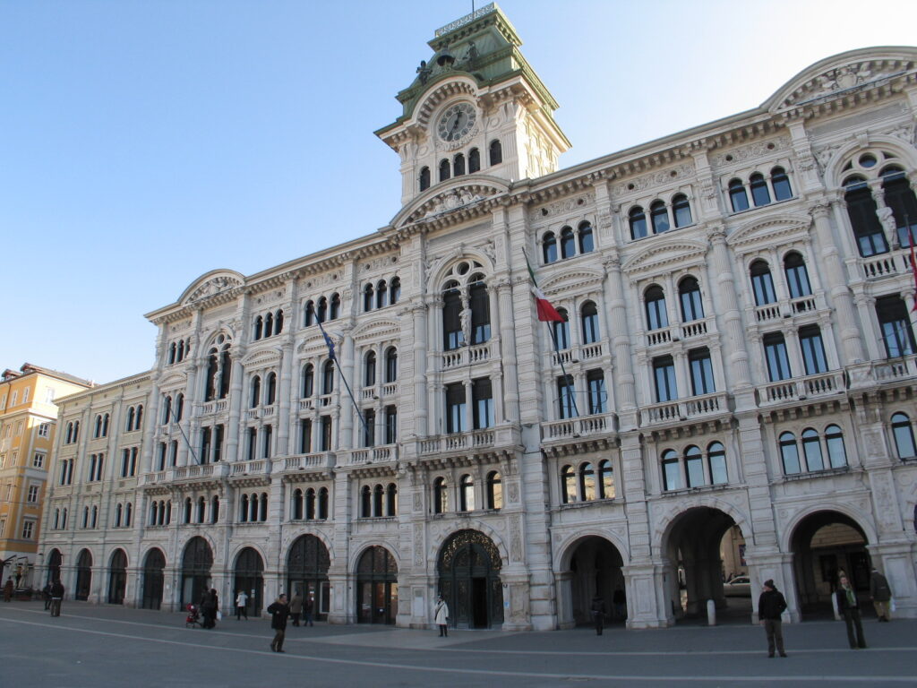 Il Palazzo del Comune di Trieste. Sono riconoscibili la torre centrale con sommità a tronco di piramide e le due ali laterali.