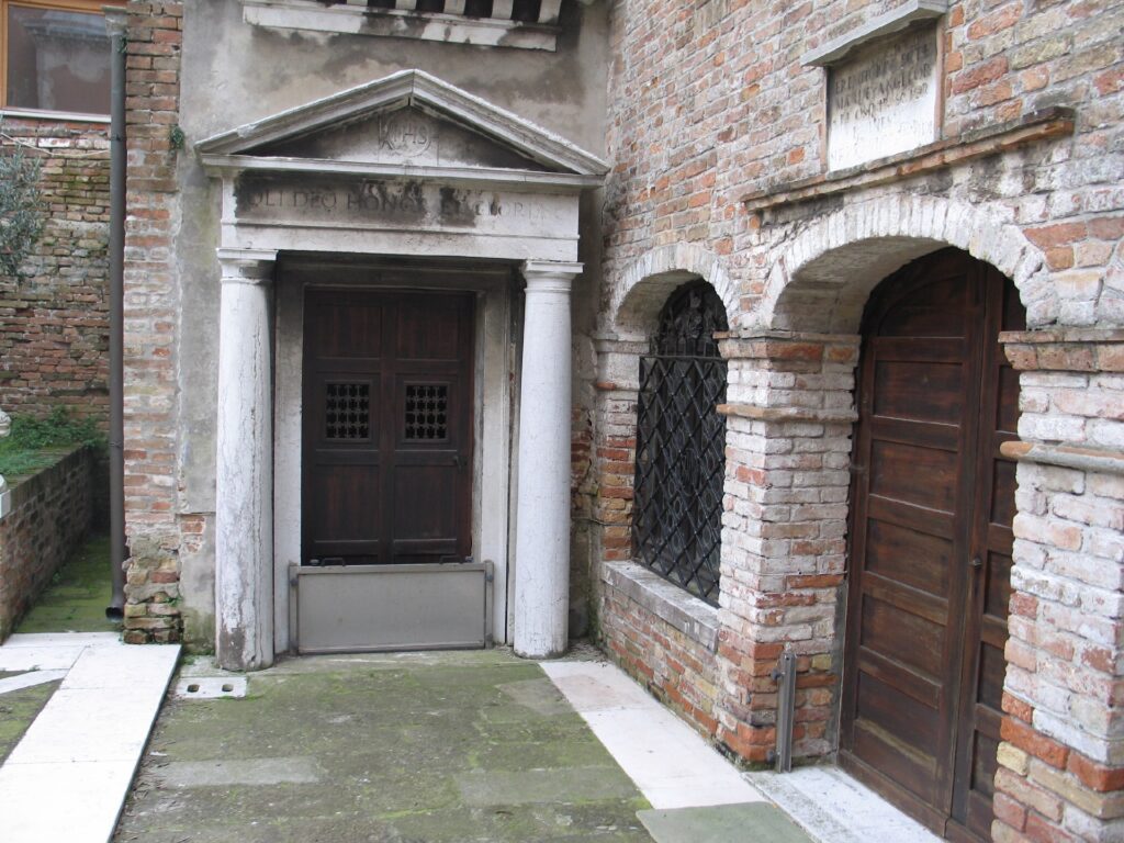 Accesso alla Cappella di S. Giovanni Battista con, a destra, quello a S. Maria degli Angeli