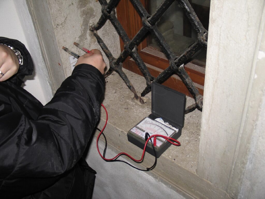 Misurazione della resistenza elettrica nella finestra posta alla sinistra della precedente – 14.000 , corrispondente a circa 76,30 kg d’acqua per tonn. di materiale inglobante