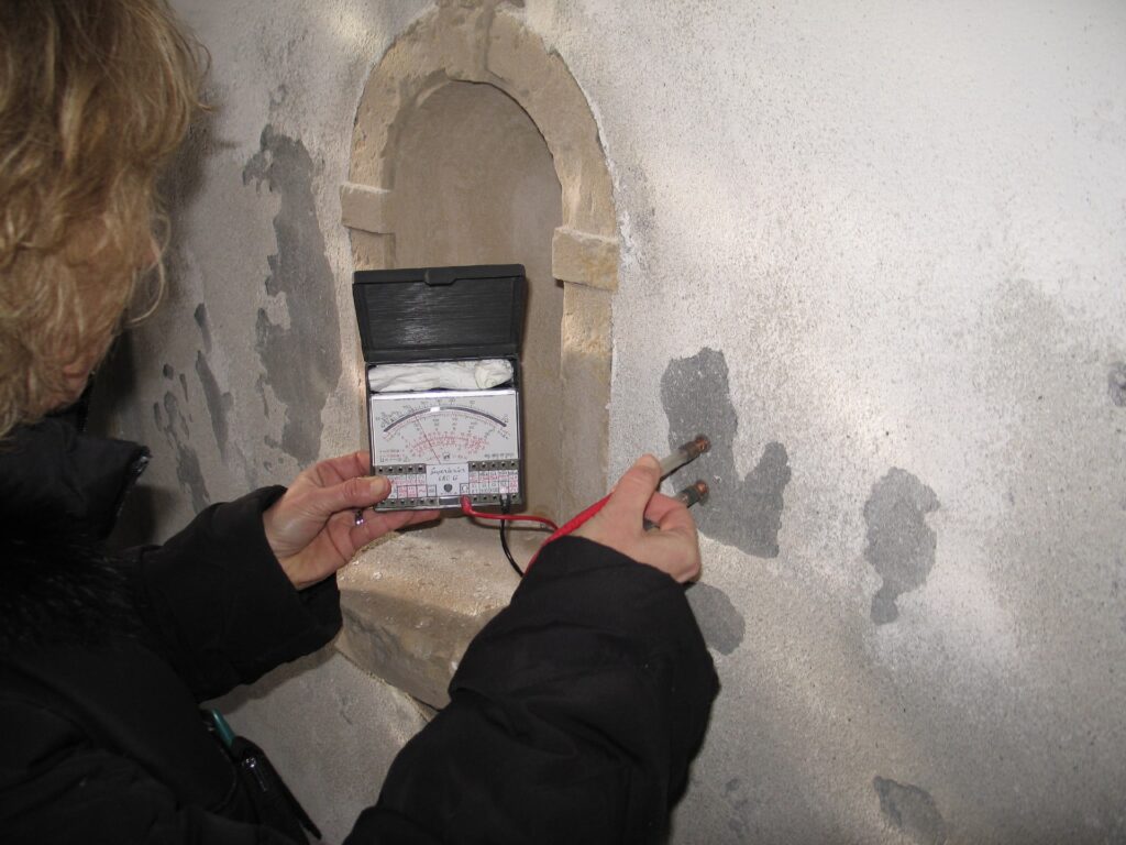 Misurazione della resistenza elettrica a fianco della stessa acquasantiera – 75.000 , corrispondente ad una presenza non significativamente misurabile d’acqua per tonn. di materiale inglobante